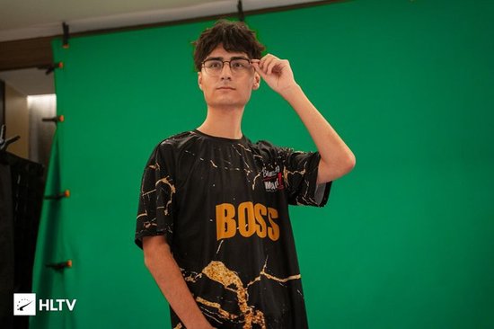 包含电竞选手天价转会费曝光，某战队豪掷千万签约明星选手的词条