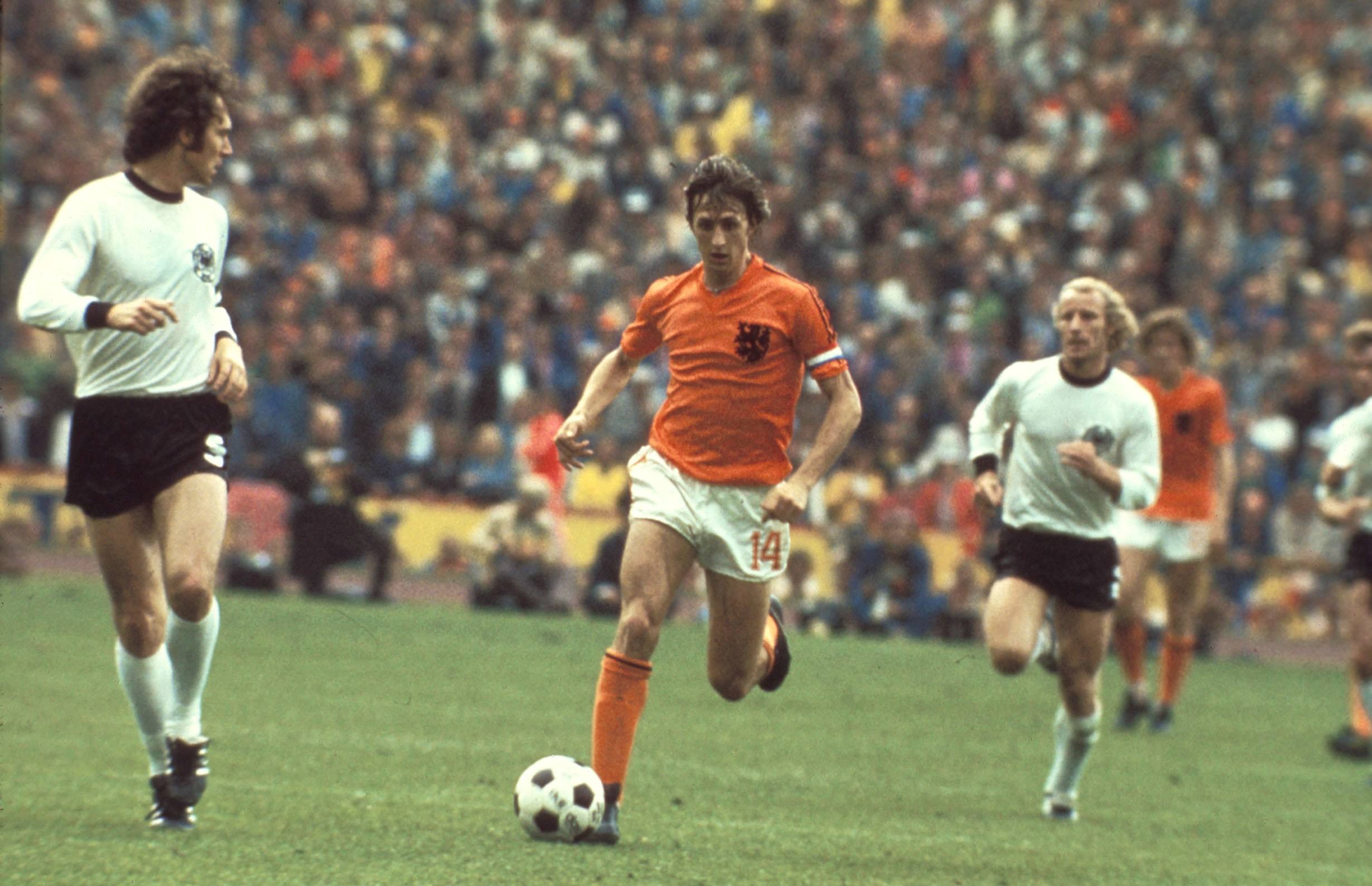 伪九号战术：现代中锋的转型之路