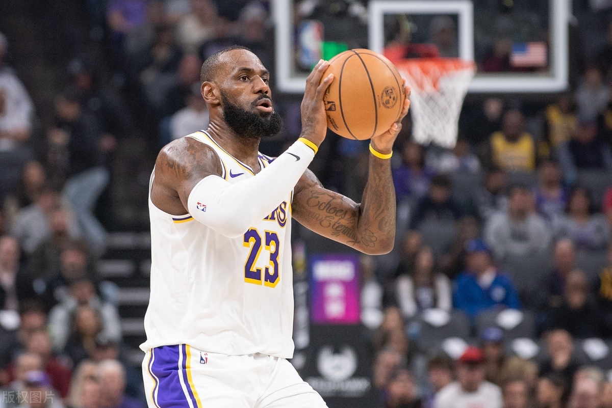 九游体育官网-关于詹姆斯40岁仍砍30+，成NBA最年长30+球员的信息