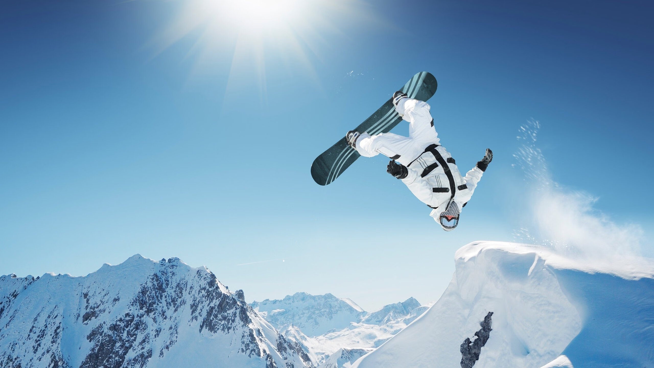 九游游戏官网-_泉水越野跑：水润身体，净化心灵_，骑行在泉水小镇下坡有点陡