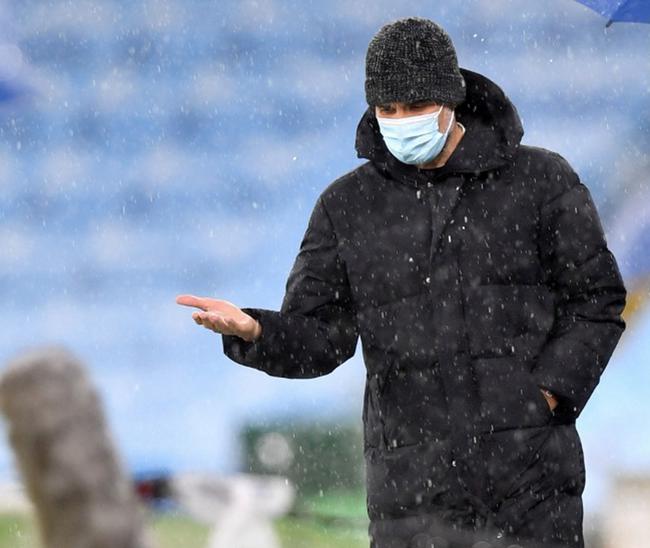 九游体育官方-足球与天气：雪战、暴雨中的经典比赛