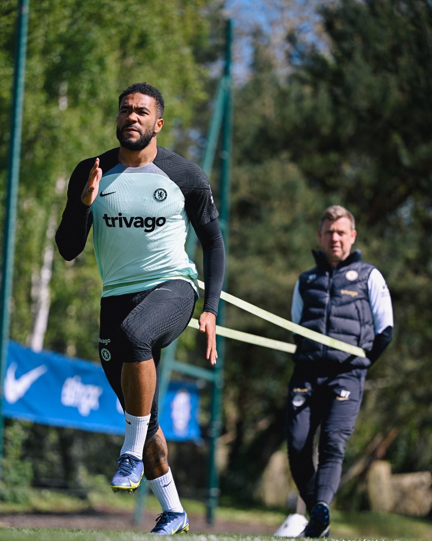 足球运动员日常训练揭秘:你想不到的强度!的简单介绍 足球运动员日常训练揭秘:你想不到的强度!的简单介绍